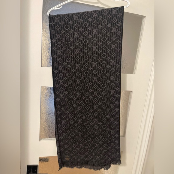Louis Vuitton Men’s Monogram Wool Scarf – Good condition. - Picture 3 of 6
